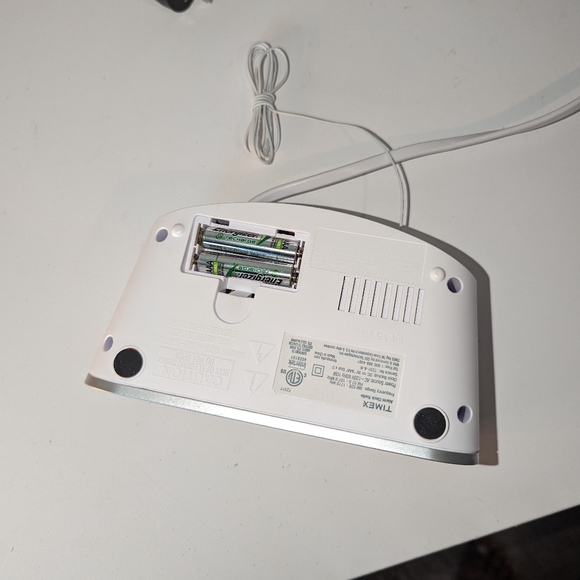 Timex T231 White w/ Large Green LCD Display Alarm Clock AM/FM Radio w Aux Port - Picture 5 of 6